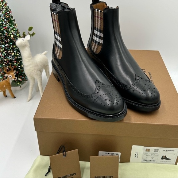 Men’s Burberry vintage check leather Chelsea boots size 42. Made in Italy. main image 8
